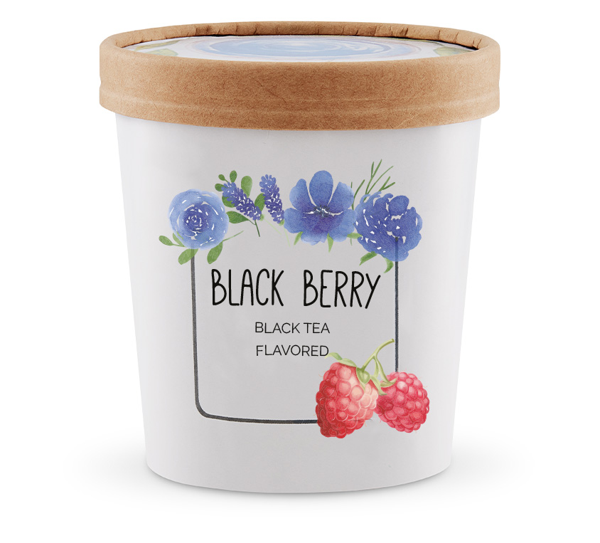 Raspberry Black Leo Tea w Kubku to aromatyczna mieszanka czarnej liściastej herbaty, hibiskusa, liofilizowanych kawałków malin, płatków bławatka oraz naturalnych aromatów malin. Ta herbata łączy w sobie intensywny smak czarnej herbaty z owocową świeżością malin, co czyni ją idealną propozycją zarówno na co dzień, jak i na specjalne okazje.
Charakterystyka Raspberry Black Leo Tea
- **Rodzaj herbaty**: Czarna liściasta herbata
- **Składniki**: Czarna herbata, hibiskus, liofilizowane kawałki malin, płatki bławatka, naturalne aromaty malin
- **Aromat**: Owocowy, z wyraźnymi nutami malin, które przeplatają się z intensywnym, ziemistym aromatem czarnej herbaty.